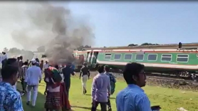 এবার উল্লাপাড়ায় ট্রেন লাইনচ্যুত, পুড়ে গেছে ৪ বগি (ভিডিও)