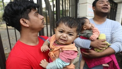 মর্গের সামনে বাবার লাশের অপেক্ষায় জমজ সন্তান