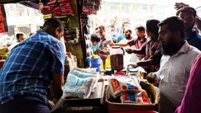 যে কারণে লবণ কিনতে মরিয়া হলেন ক্রেতারা