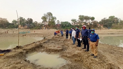 আত্রাই নদীতে বাঁধ দিয়ে মাছ ধরা বন্ধ করলেন ইউএনও