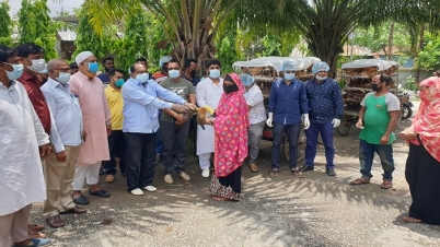 বগুড়ায় ৬ শ’ পরিবারে মুরগি দিলেন উপজেলা চেয়ারম্যান