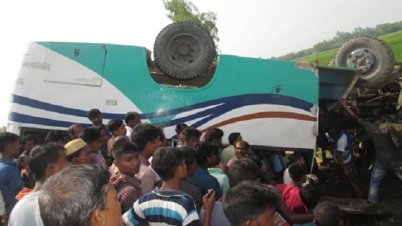 জয়পুরহাটে যাত্রীবাহী বাস উল্টে নারী ও শিশুসহ নিহত ৮