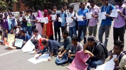 নিরাপদ সড়কের দাবিতে দ্বিতীয় দিনেও সড়ক অবরোধ