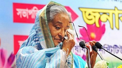 কাঁদলেন প্রধানমন্ত্রী