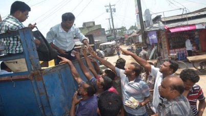 রমজানে চিনি বিক্রি ভ্রাম্যমাণ ট্রাকে