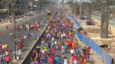 উত্তরায় পোশাক শ্রমিক - পুলিশ ধাওয়া পাল্টা ধাওয়া