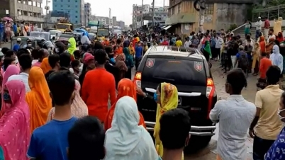 লকডাউন ভেঙে গাজীপুরে পোশাক শ্রমিকদের অবরোধ-বিক্ষোভ