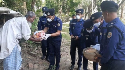 শুধু পানি পানে হোম কোয়ারেন্টিনে বৃদ্ধ, খাবার নিয়ে হাজির এসপি