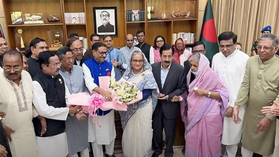 স্বদেশ প্রত্যাবর্তন দিবসে শেখ হাসিনাকে ফুল দিয়ে অভিনন্দন