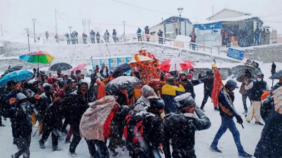 ভারতের বিভিন্ন স্থানে তুষারপাত, করোনা উপেক্ষা করে পর্যটকদের হিড়িক