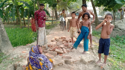 ভোটে হেরে রাস্তার ইট তুলে নিলেন চেয়ারম্যান