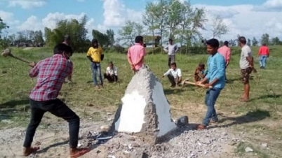 নিজেদের এলাকা দাবি করে সীমানা পিলার গুঁড়িয়ে দিল নেপাল