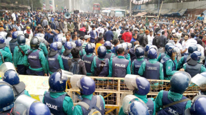 বিডিআর বিদ্রোহ:জওয়ানদের মুক্তি চেয়ে যমুনায় পদযাত্রা, পুলিশের বাধা