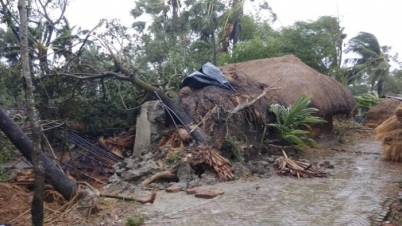 উপকূলে আছড়ে পড়লো সুপার সাইক্লোন আমফান