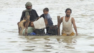 পাকিস্তানে বন্যায় ১,০৩৩ জনের মৃত্যু